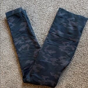 SPANX women’s sz L Black Camouflage compression leggings